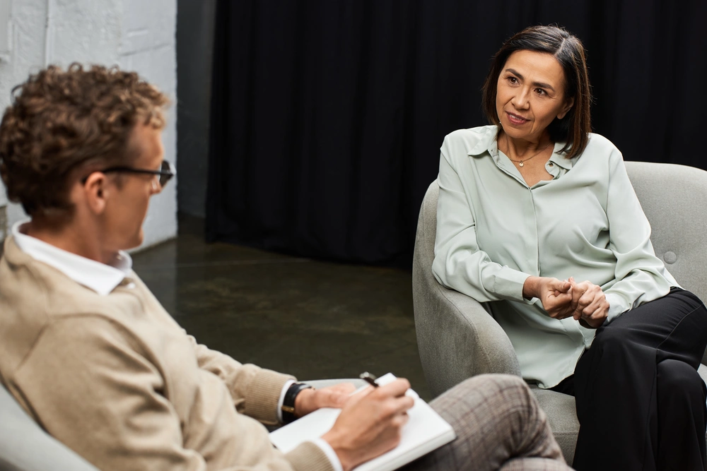 Woman discussing concerns with counsellor during veterans therapy in Belleville